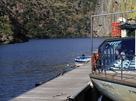 Detalle del barco que realiza el crucero ambiental por los arribes zamoranos