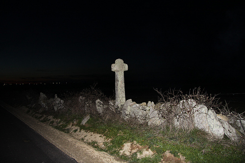 Cruz de piedra a la entrada de Piñuel