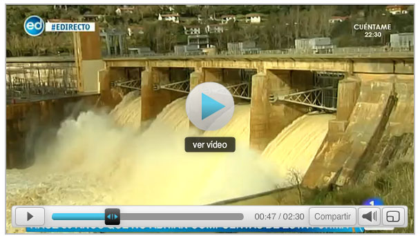 Presa de Villalcampo liberando agua