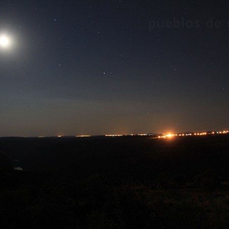 Vista nocturna de Freixiosa en Portugal. Desde la ermita del Castillo de Fariza