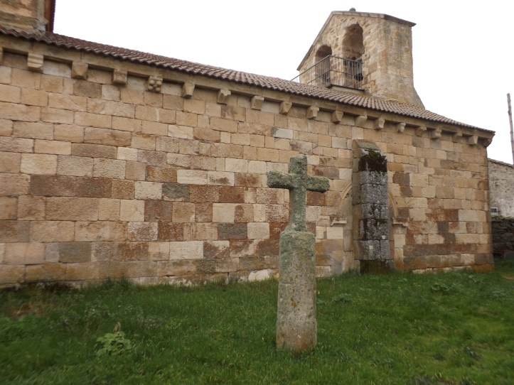 Crucero junto al muro lateral de la Iglesia de la Natividad (Mogátar)