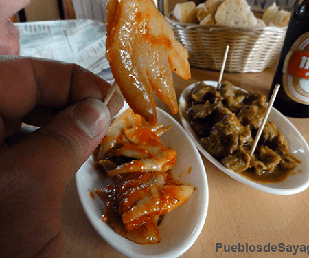 Tapa de crestas de gallina cocidas con pimentón. Servida en la comarca de Sayago
