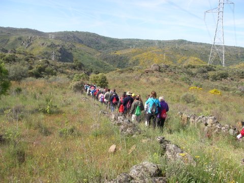 Los participantes en la ruta caminan hacia el arribe - Senderismo Fermoselle