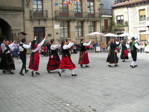 Muestra de folclore en la plaza mayor de Fermoselle