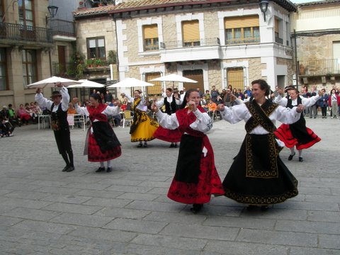 Muestra de folclore en la plaza mayor de Fermoselle