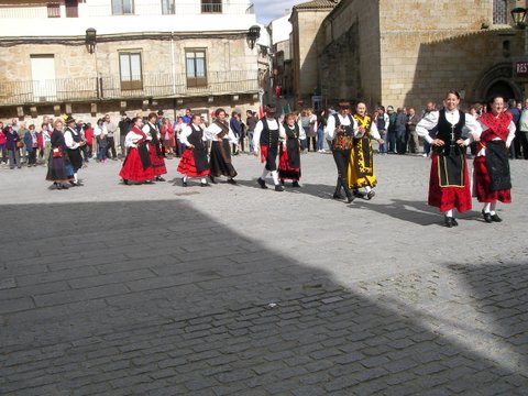 Muestra de folclore en la plaza mayor de Fermoselle