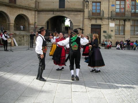 Muestra de folclore en la plaza mayor de Fermoselle