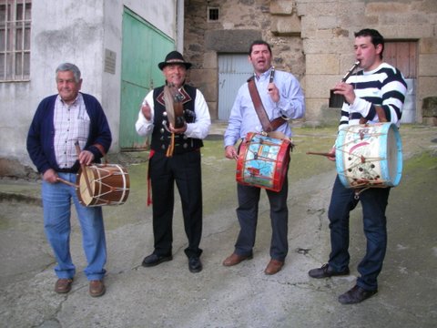 Tamborileros junto a la Peña El Pulijón