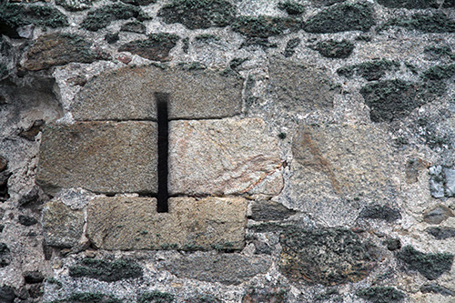 Detalle ventana en los muros de la fortaleza de Asmesnal