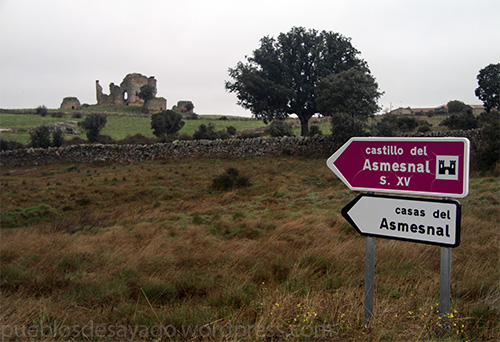 Cartel indicativo del castillo y poblado de la dehesa de Asmesnal