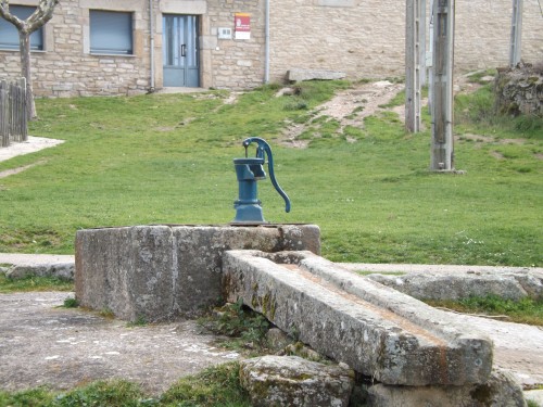 Fuente de agua con caño