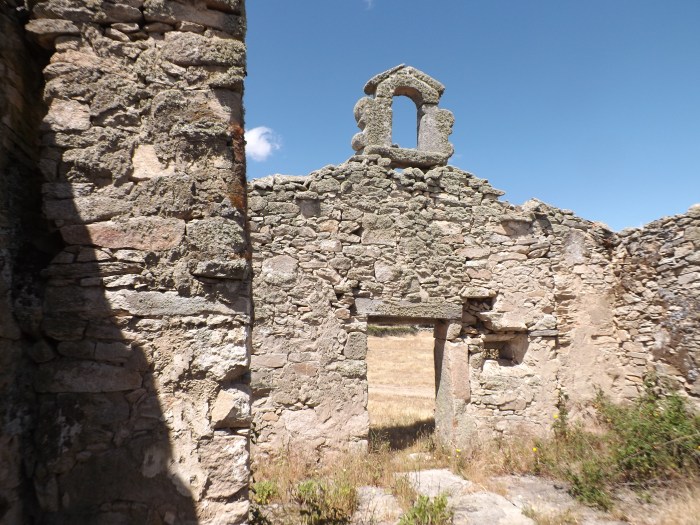 Restos del antiguo humilladero de Villamor de Cadozos