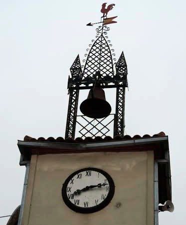 Detalle reloj y campana ayuntamiento de Moraleja de Sayago