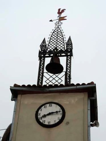 Detalle reloj y campana del Ayuntamiento de Moraleja de Sayago, Zamora
