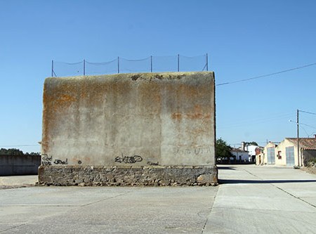 Frontón aislado para celebrar partidos de pelota a mano