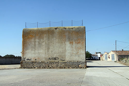 Frontón aislado para celebrar partidos de pelota a mano