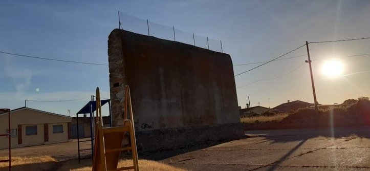 frontón de escuadro.