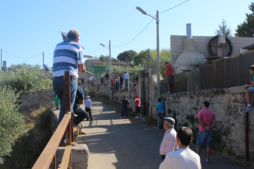 El público espera la bajada de los novillos en la cuesta de San Albín