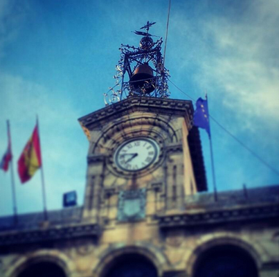 Reloj y campana del ayuntamiento de Fermoselle / Foto cortesía de Estefanía Dominguez (@elmentirote)