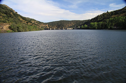 panorámica de la presa de miranda desde el barco de los arribes