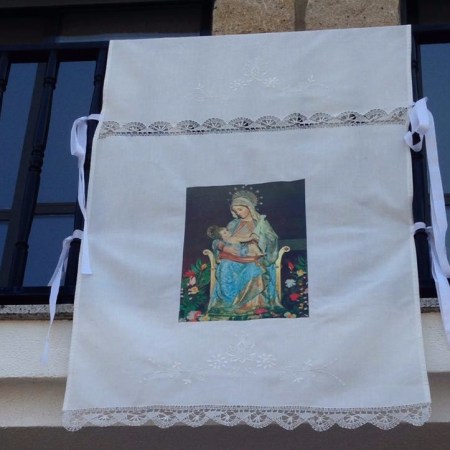 paño colgado en balcón con la imagen de la Virgen de la Bandera, patrona de Fermoselle (Zamora)