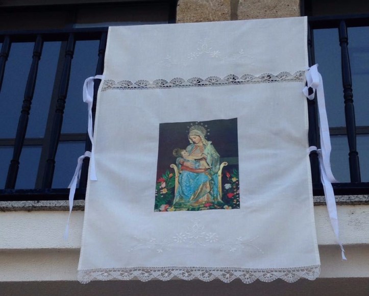 paño colgado en balcón con la imagen de la Virgen de la Bandera, patrona de Fermoselle (Zamora)