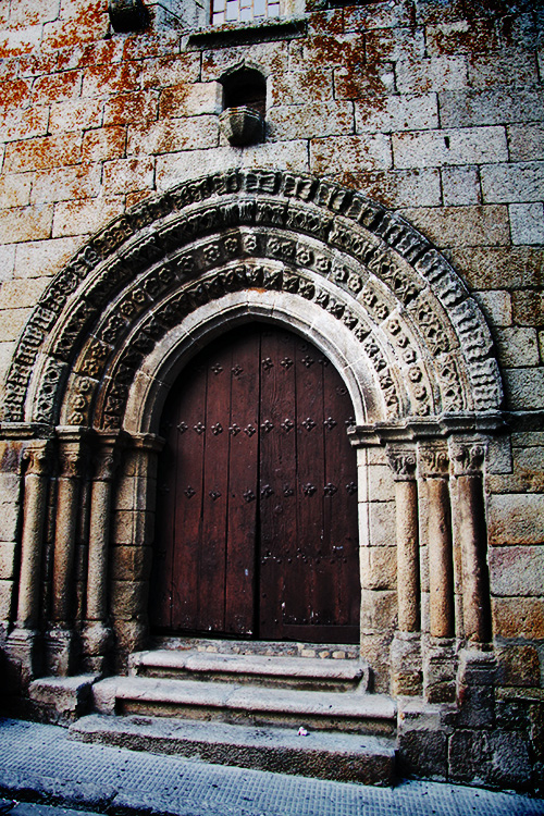 portada románica de la iglesia de la Asunción de Fermoselle (Zamora)