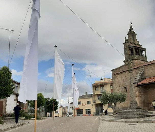Pendones de la romería de los viriatos en Fariza. Cada uno de ellos procede de un pueblo cercano (Zafara, Badilla, Cozcurrita, Argañín, Mámoles, Palazuelo, Tudera y Fariza)