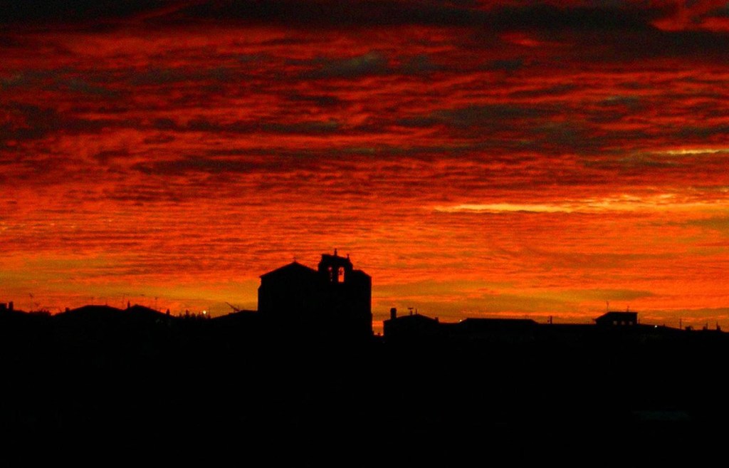 Iglesia de Roelos de Sayago al atardecer