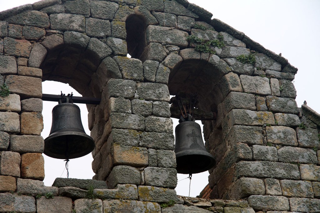 Campanario de la iglesia parroquial de Villamor de Cadozos, comarca de Sayago, Zamora. Espadaña con 2 campanas