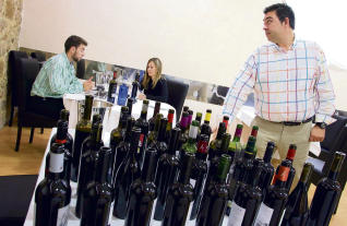 Momento de la cata del experto de la Guía Peñín desplazado a Arribes del Duero (Zamora / Salamanca) / Fuente: Rocío Carrascal / DO Arribes