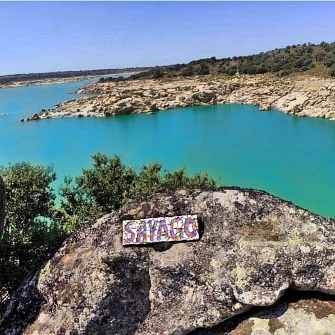 Mosaico con las letras Sayago junto al embalse de Almendra-Argusino