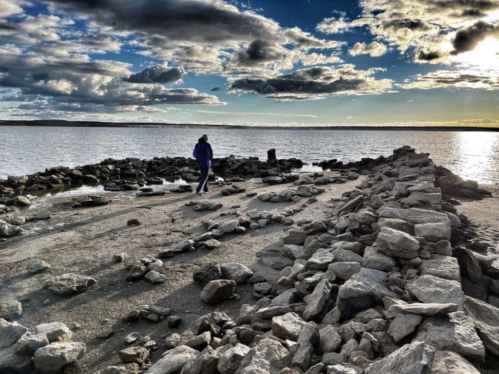 Losa de hormigón que cubre los restos del cementerio de la localidad de Argusino (Zamora). Puedo que quedó sepultado bajo las aguas tras la construcción del embalse de Almendra-Argusino situado en el límite entre las provincias de Zamora y Salamanca