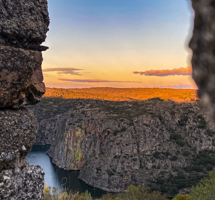Vista de los arribes del duero desde el mirador del castillo de Miranda do Douro (Portugal) // View of the arribes del duero from the viewpoint of the castle of Miranda do Douro (Portugal)