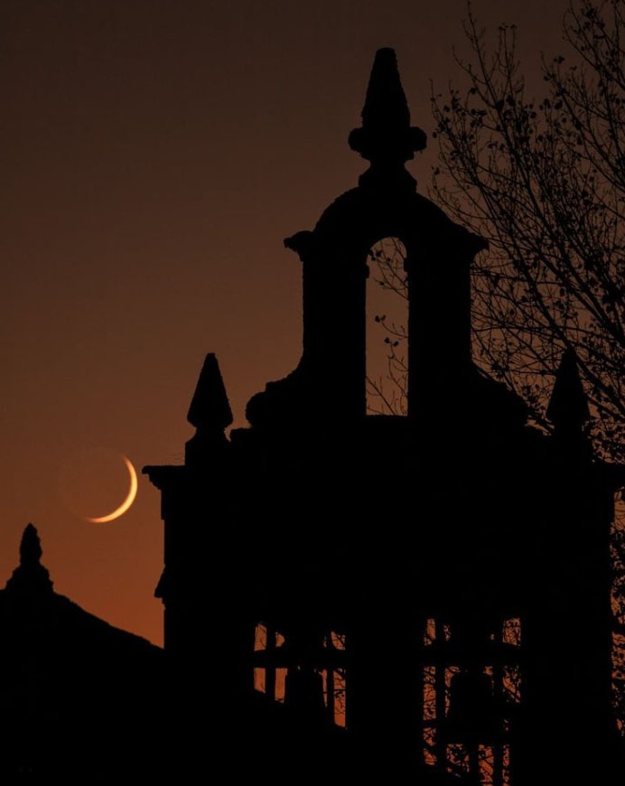 Luna en cuarto creciente vista desde el entorno de la iglesia de San Pedro Apóstol de Mámoles 
