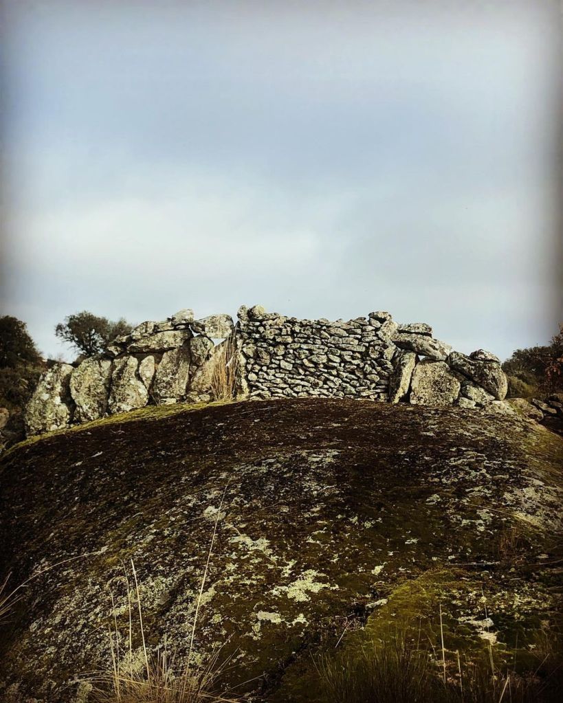 Pared de piedra seca sobre roca de granito en Villardiegua de la Ribera, Sayago, Zamora
