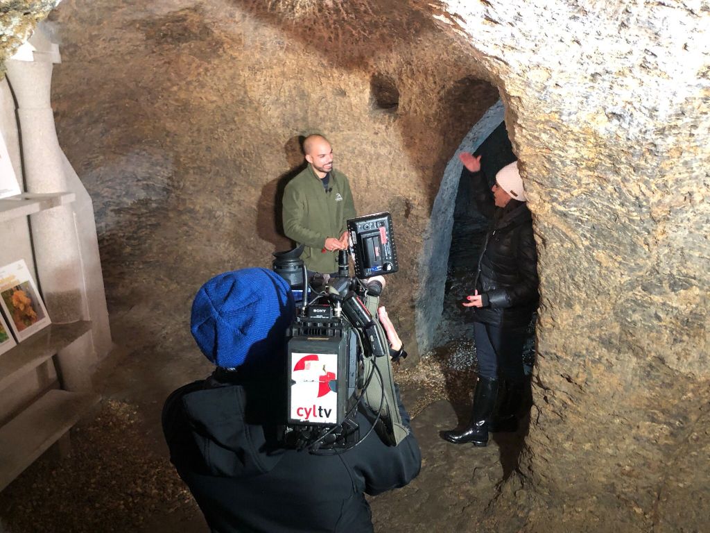 Cámaras de televisión Castilla y León grabando en las bodegas subterráneas de Fermoselle, Arribes del Duero, Zamora