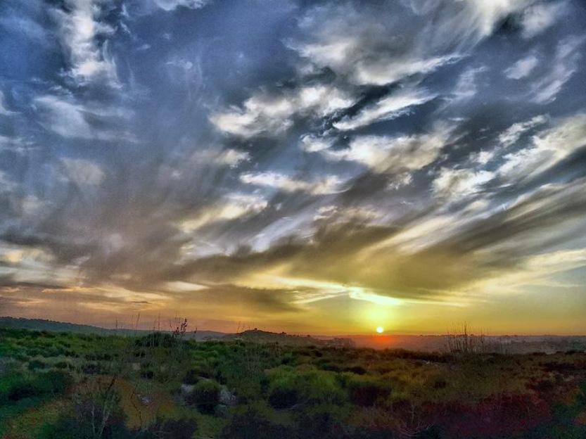 Atardecer con Peña Redonda en el horizonte. Estamos en Villardiegua de la Ribera, Sayago, Zamora