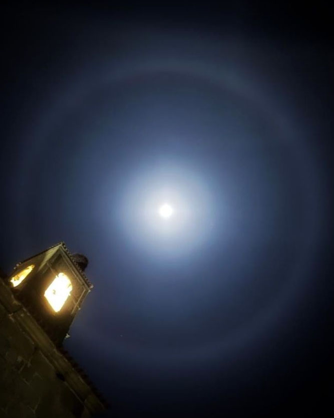 cerco de luna en el entorno de la iglesia de la asunción de bermillo, comarca de sayago, zamora