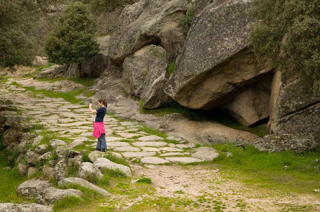 Camino de Pinilla:  señalizado dentro de la ruta del sendero de gran recorrido (GR-14). Salida desde la calle Sabina, a la izquierda de la iglesia, al lado de la fuente la Pocera encontrarás el cartel indicativo.