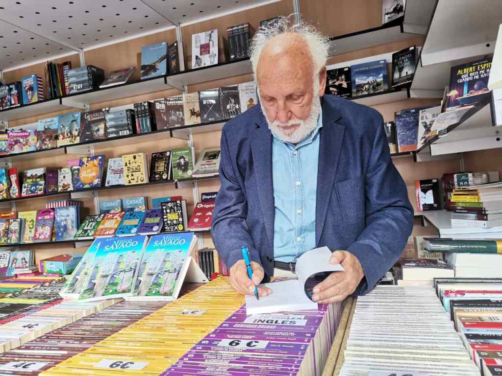 José Martín Barrigós firmando libros en la librería rivas de Salamanca
