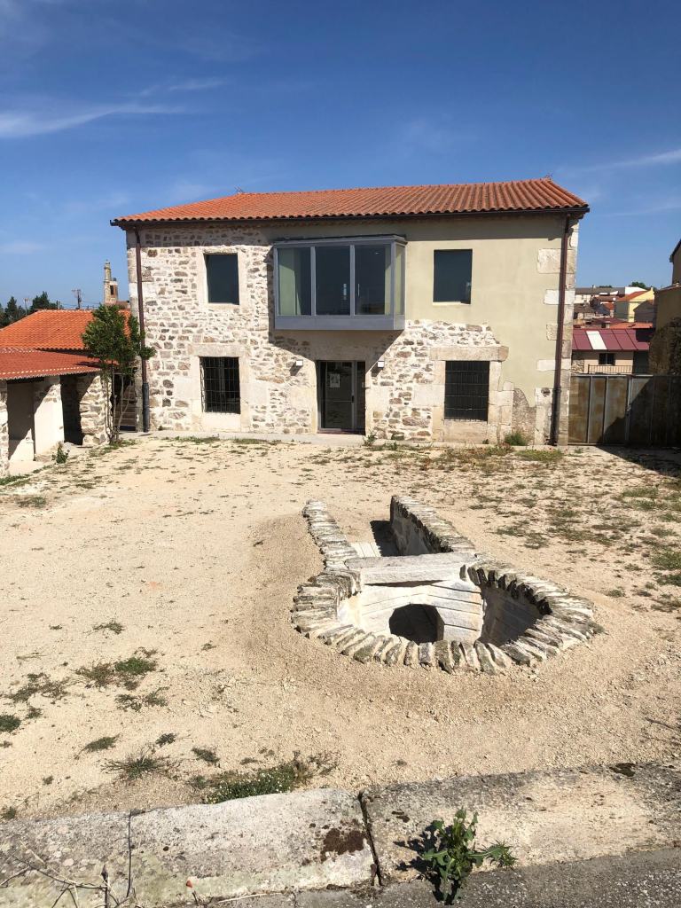 reproducción de horno celta en el patio del Museo Centro de Interpretación del Barro de Pereruela, comarca de Sayago, Zamora. Este lugar ocupa el recinto del antiguo cuartel de la Guardia Civil de la localidad