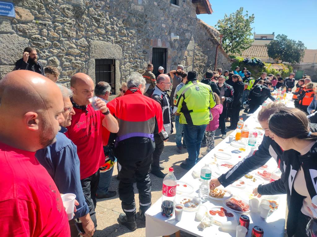 pereruela llena de motos en la Motocacharrada 2023