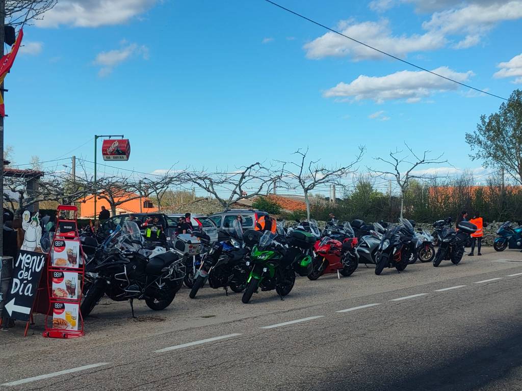 Motos aparcadas en el Mesón Souvenir de Fadón de Sayago