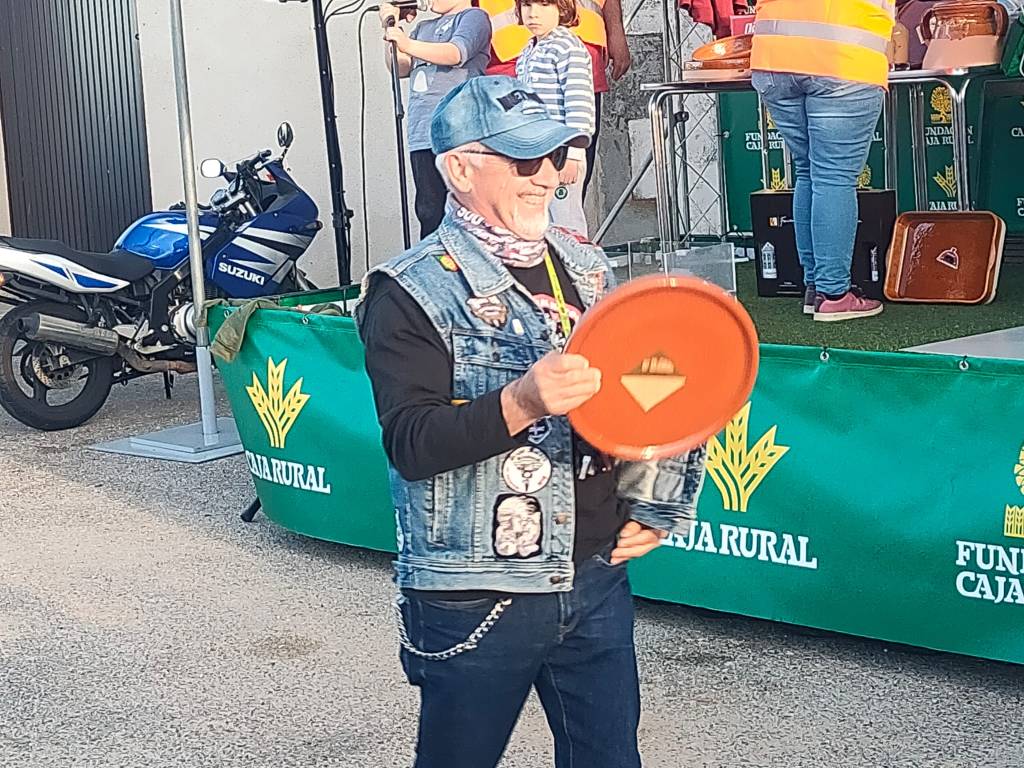 Ganador de un sorteo en la concentración de Pereruela. Fue obsequiado con una pieza de alfarería