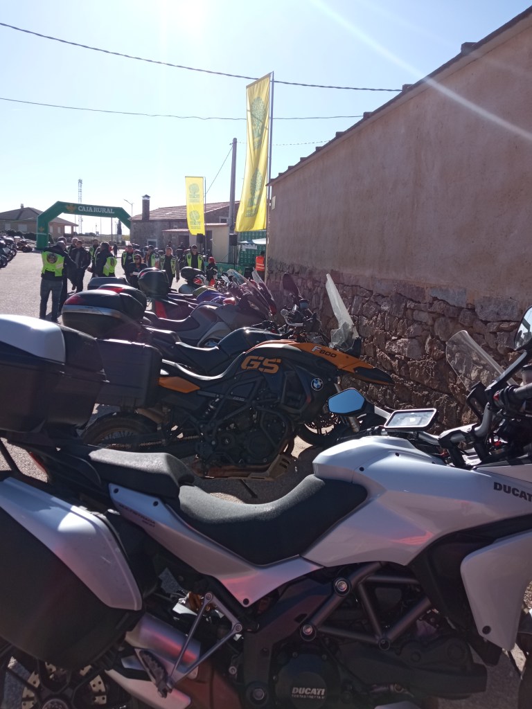 Motos aparcadas en la Motocacharrada en Pereruela de Sayago 2023