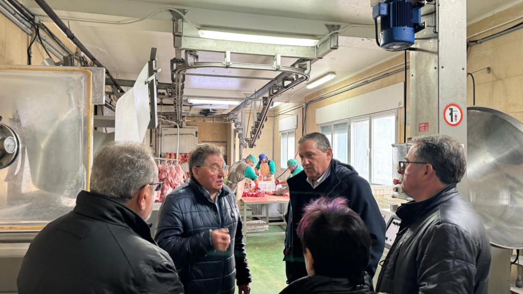 Autoridades y propietarios de la fábrica de Embutidos Puente Robles de Fermoselle