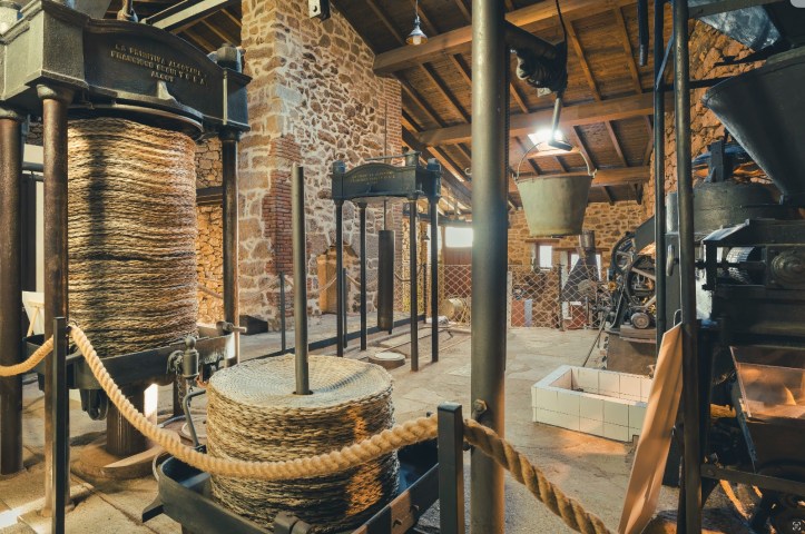 Museo del Aceite: aula de formación y catas de Fermoselle en la calle Cuatro Calles 32 de Fermoselle (Zamora)