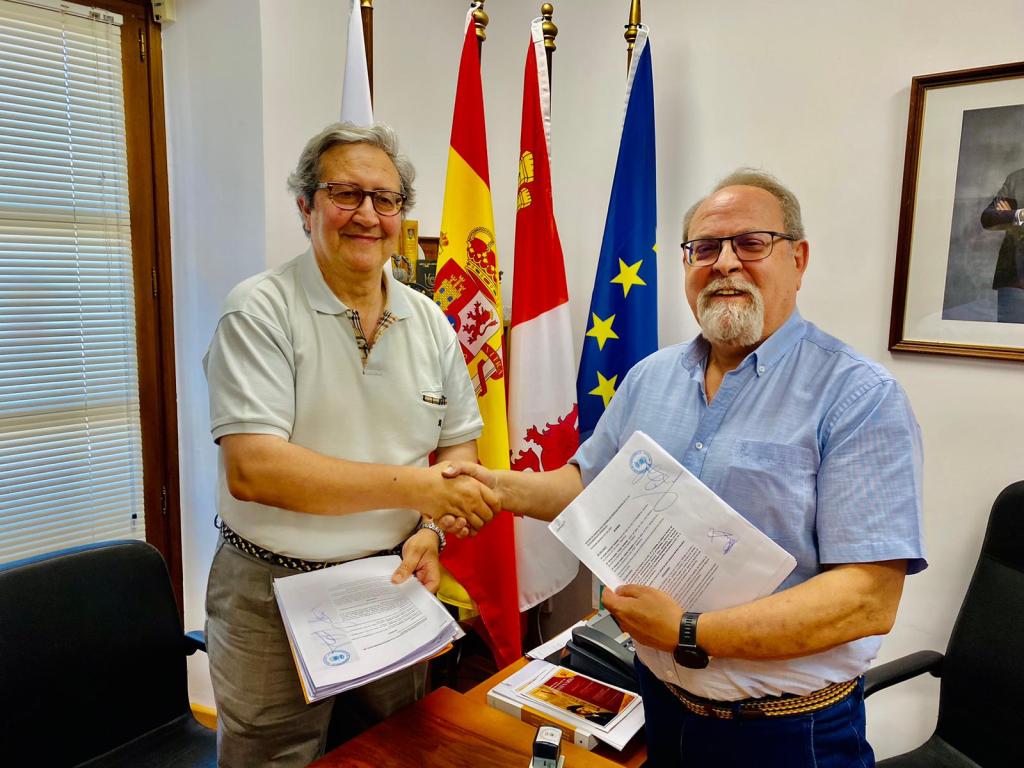 firma del convenio para la reapertura del Castillo de Doña Urraca de Fermoselle entre la familia Farizo Serrano y el alcalde de la villa de Fermoselle, José Manuel Pilo Vicente