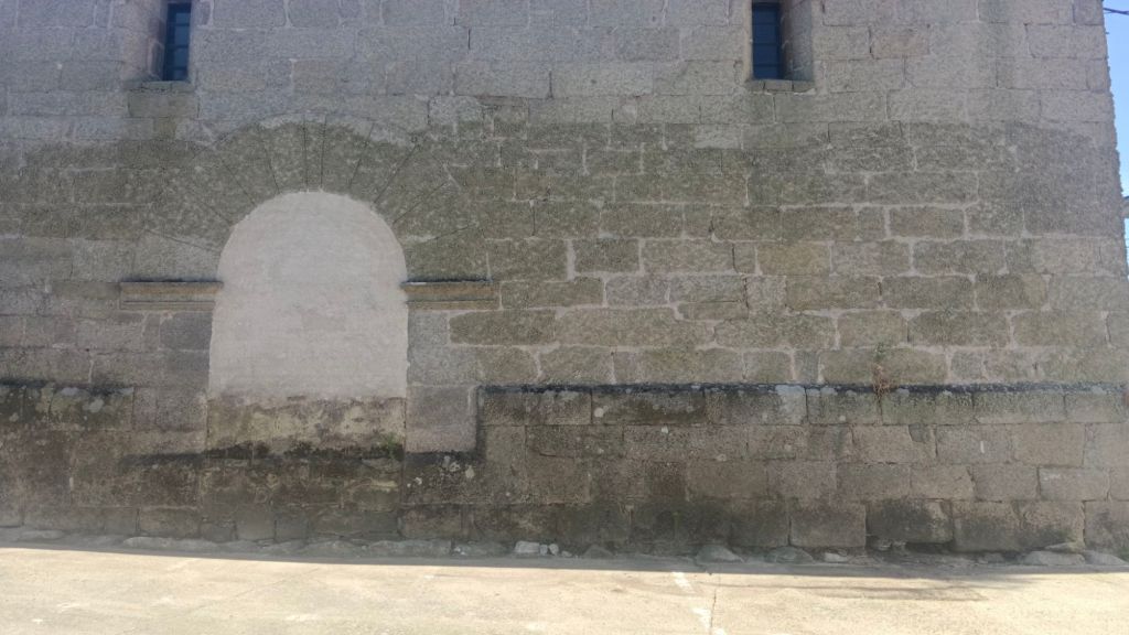 Muro norte y puerta clausurada de la iglesia de Nuestra Señora de la Asunción de Bermillo de Sayago (Zamora)